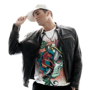 O cantor Latino em divulgação do single 