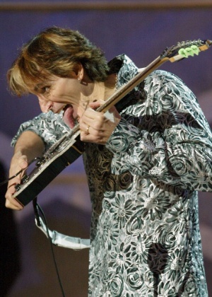 O guitarrista Steve Vai toca no 45th Annual Grammy Awards no Madison Square Garden, em 2003 - Timothy A. Clary/AFP PHOTO