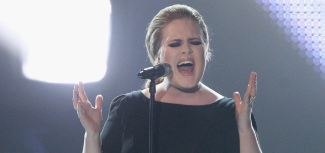 A cantora Adele se apresenta em premiação em Berlim, Alemanha (24/03/2011)
