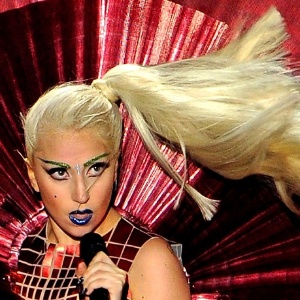 Lady Gaga se apresenta em premiação da MTV, em Belfast, Irlanda (06/11/2011)